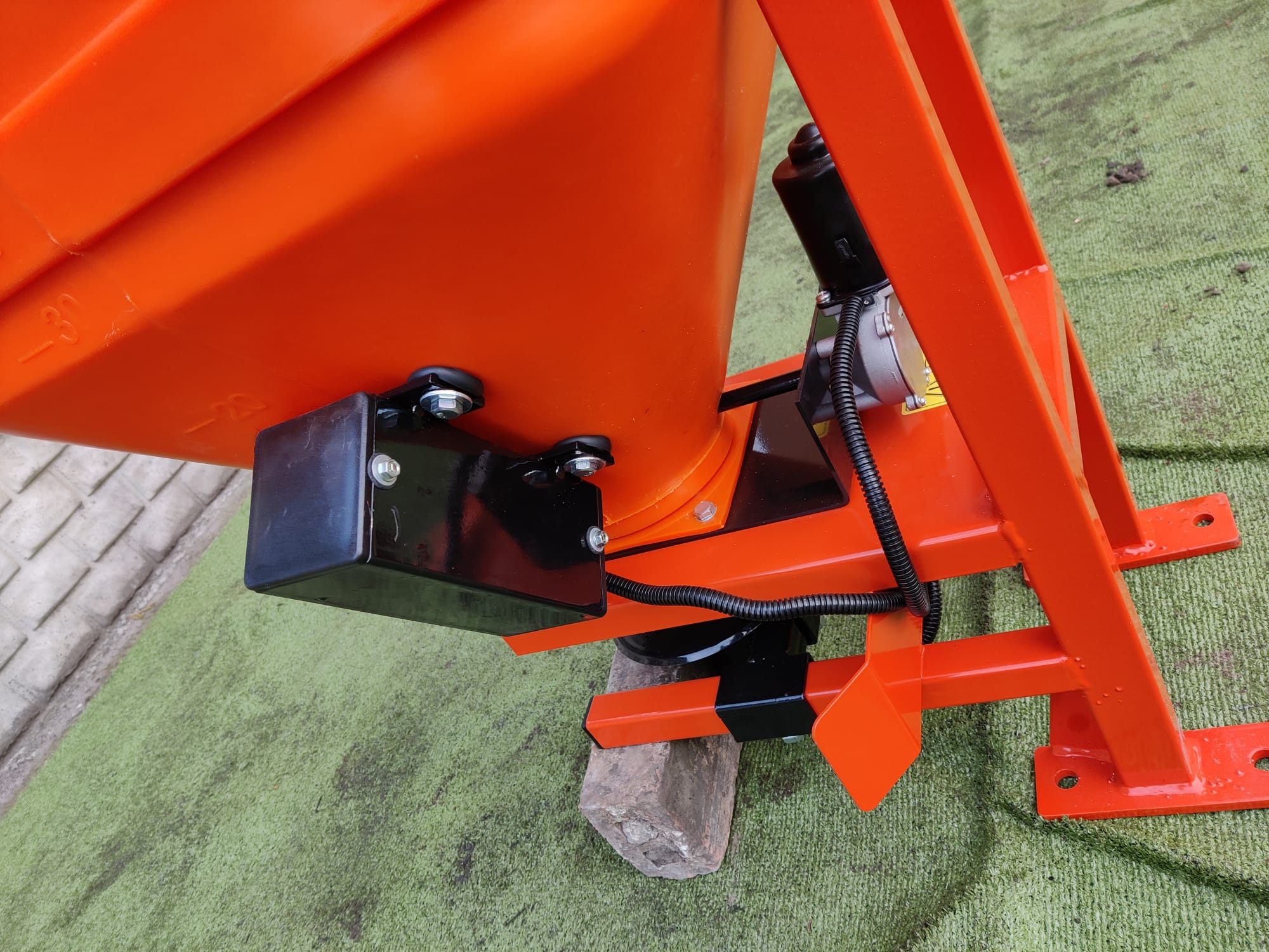 Salzstreuer Winterdienststreuer Saltdrog 110L mit Anbau an Quad, ATV, Anhänger, Traktor oder Auto – Bild 4