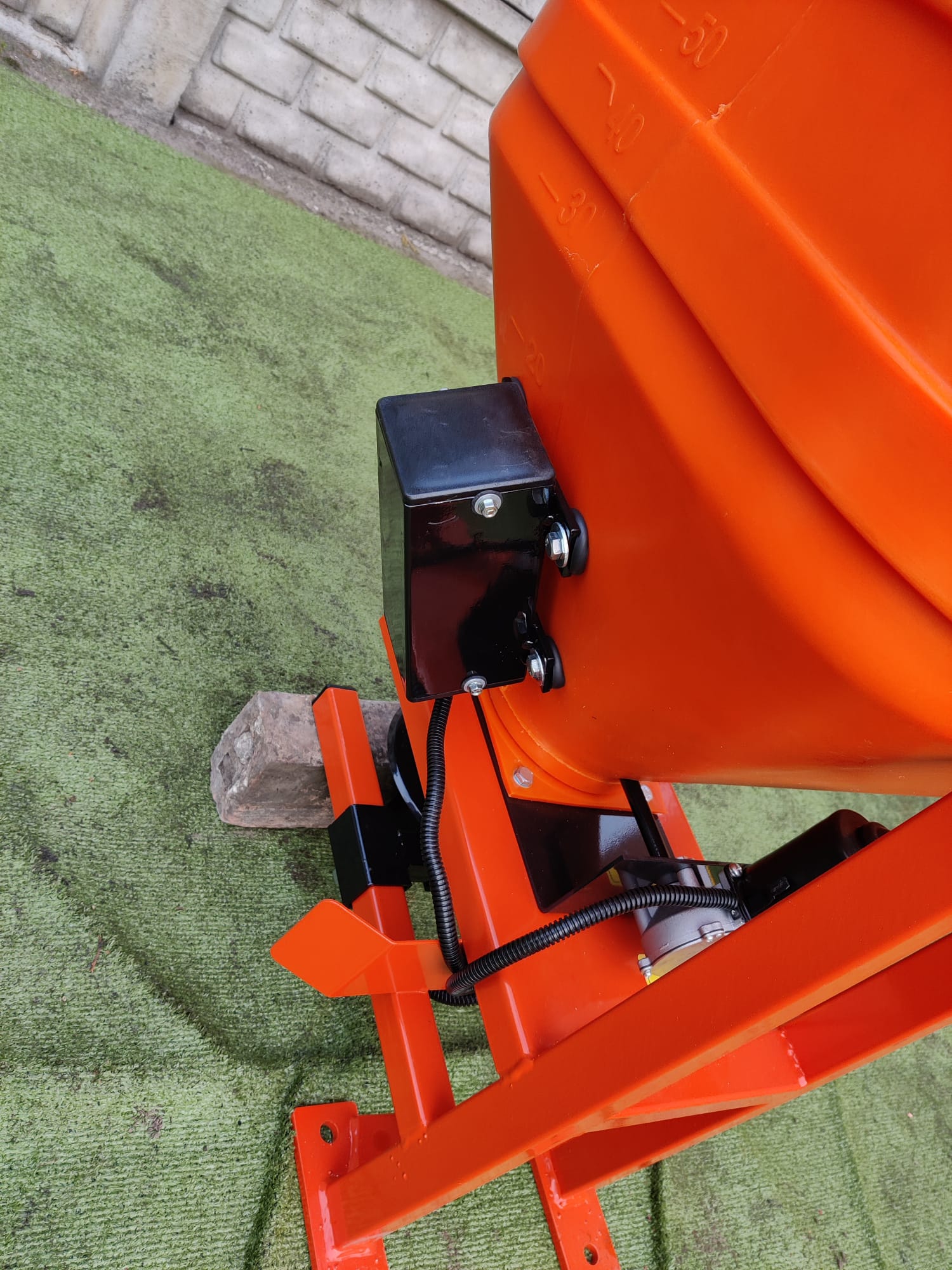 Salzstreuer Winterdienststreuer Saltdrog 110L mit Anbau an Quad, ATV, Anhänger, Traktor oder Auto – Bild 5