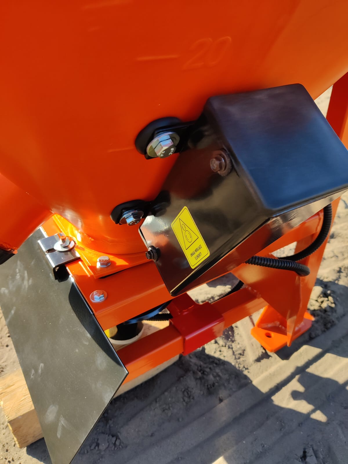 Salzstreuer Winterdienststreuer Saltdrog 110L mit Anbau an Quad, ATV, Anhänger, Traktor oder Auto – Bild 13