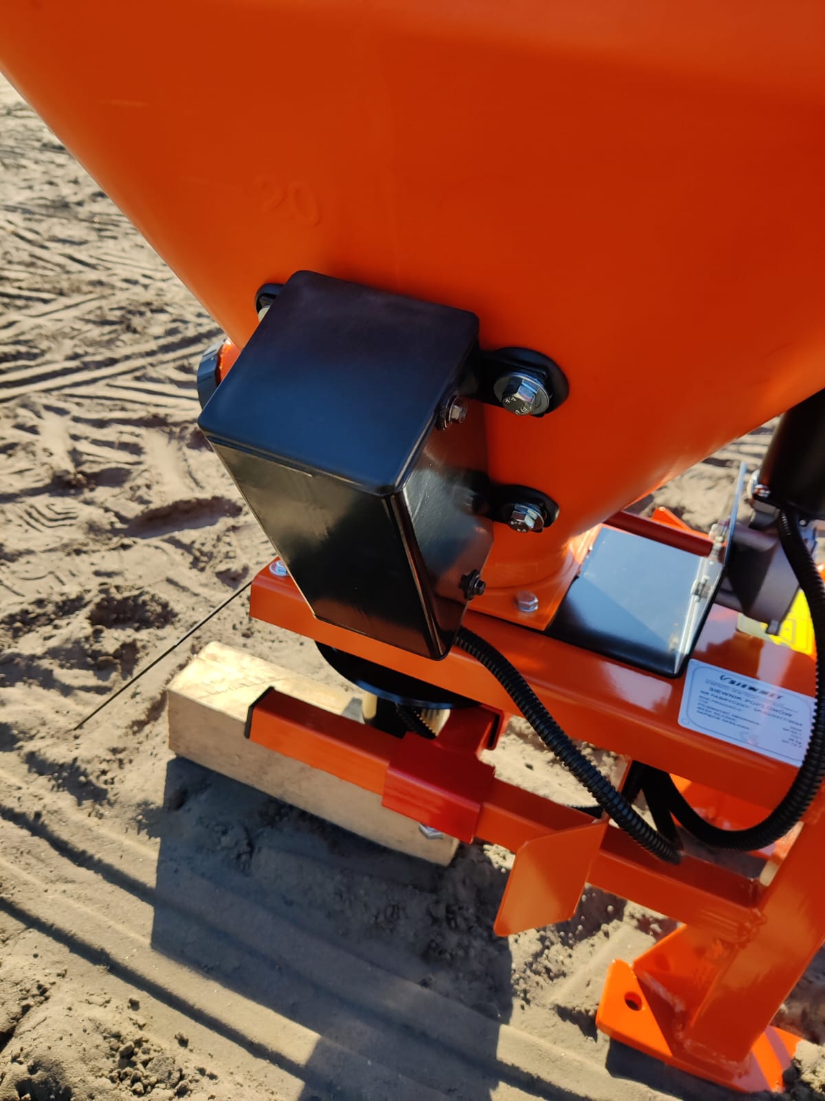 Salzstreuer Winterdienststreuer Saltdrog 110L mit Anbau an Quad, ATV, Anhänger, Traktor oder Auto – Bild 14