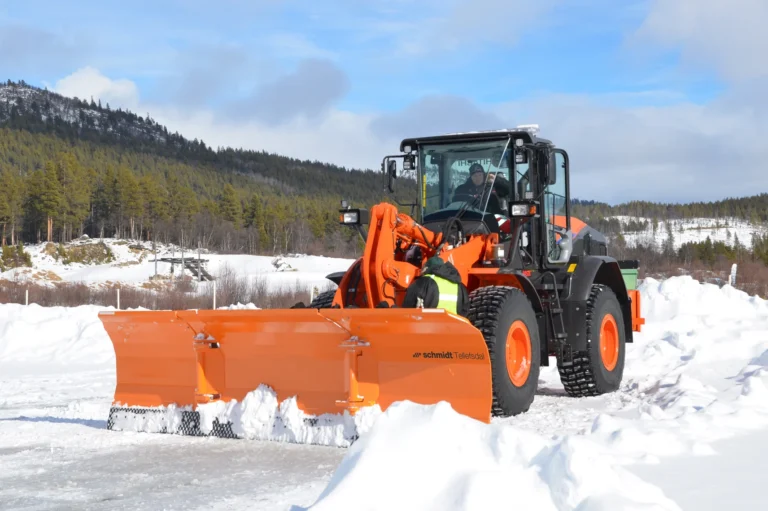 Hydraulischer vs. mechanischer Schneepflug